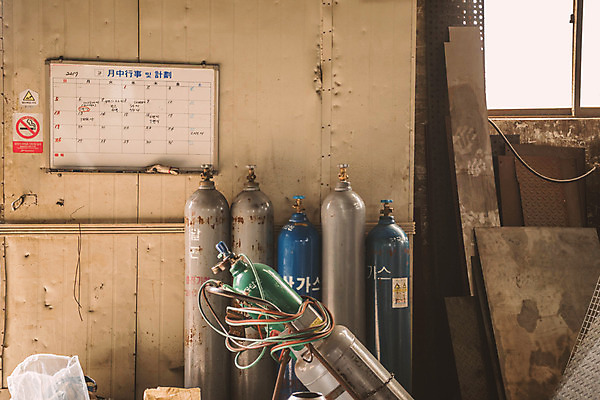 포토 JPG 벽 창문 공장 실내 사람없음 기계 화이트보드 산업현장 산소통 가스통 용접 국내포토 산업 공업 통 내부 파일형식