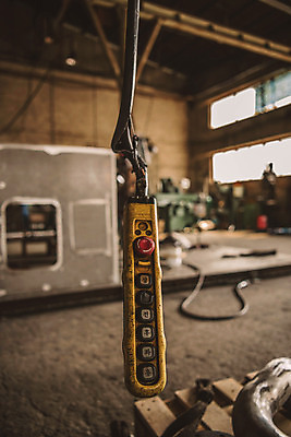 포토 JPG 공장 실내 사람없음 아웃포커스 기계 기중기 산업현장 스위치 제어장치 조작 국내포토 산업 공업 촬영기법 내부 장비 중장비 파일형식