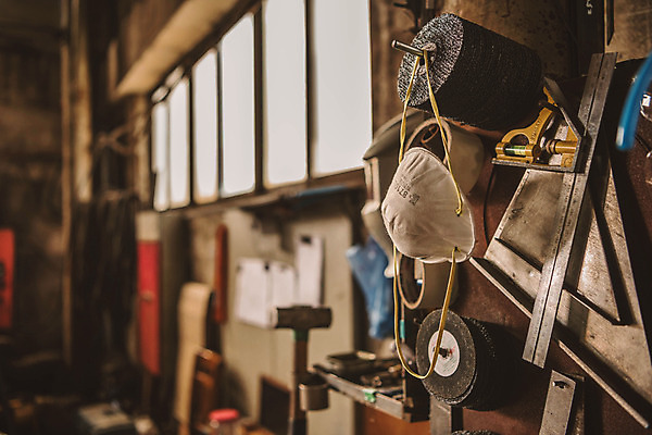 포토 JPG 창문 공장 실내 줄자 자 마스크 사람없음 아웃포커스 기계 날 산업현장 국내포토 산업 공업 문구용품 촬영기법 내부 파일형식