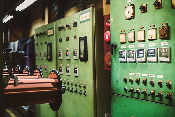 포토 JPG 선 공장 실내 사람없음 아웃포커스 기계 제조 철 산업현장 스위치 동 제어장치 국내포토 산업 공업 촬영기법 내부 장비 파일형식