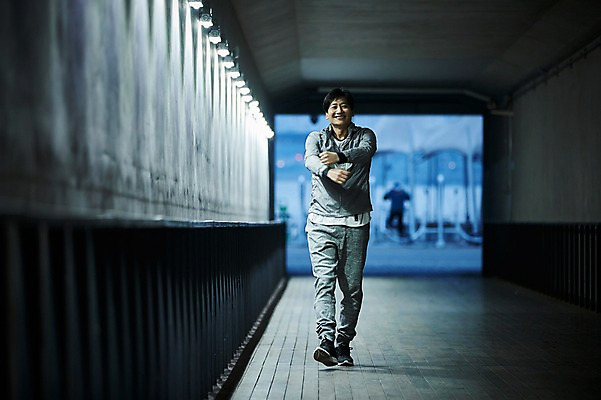 포토 JPG 주간 전신 남자 40대 중년 한명 웃음 야외 앞모습 아웃포커스 조깅 운동 걷기 한국인 지하보도 중년남자한명만 국내포토 자연요소 1 뷰포인트 모션 촬영기법 표정 건강 사람 동양인 성인 보행로 남자한명만 중년남자만 파일형식