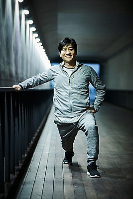 포토 JPG 주간 전신 남자 40대 중년 한명 서기 웃음 야외 앞모습 아웃포커스 운동 스트레칭 한국인 지하보도 중년남자한명만 국내포토 자연요소 1 뷰포인트 모션 촬영기법 표정 건강 사람 동양인 성인 보행로 남자한명만 중년남자만 파일형식