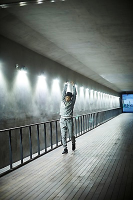 포토 JPG 주간 전신 남자 40대 중년 한명 야외 앞모습 운동 걷기 스트레칭 한국인 지하보도 중년남자한명만 국내포토 자연요소 1 뷰포인트 모션 건강 사람 동양인 성인 보행로 남자한명만 중년남자만 파일형식