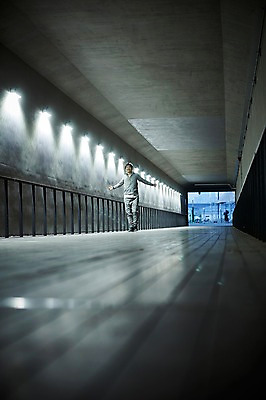 포토 JPG 주간 전신 남자 40대 중년 한명 야외 앞모습 아웃포커스 운동 걷기 한국인 지하보도 중년남자한명만 국내포토 자연요소 1 뷰포인트 모션 촬영기법 건강 사람 동양인 성인 보행로 남자한명만 중년남자만 파일형식