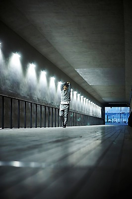 포토 JPG 주간 전신 남자 40대 중년 한명 야외 앞모습 아웃포커스 운동 걷기 스트레칭 한국인 지하보도 중년남자한명만 국내포토 자연요소 1 뷰포인트 모션 촬영기법 건강 사람 동양인 성인 보행로 남자한명만 중년남자만 파일형식