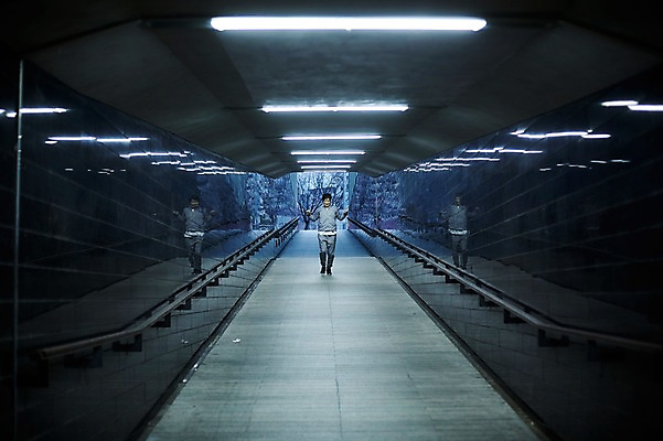 포토 JPG 주간 전신 남자 40대 중년 한명 야외 앞모습 조깅 운동 걷기 한국인 지하보도 중년남자한명만 국내포토 자연요소 1 뷰포인트 모션 건강 사람 동양인 성인 보행로 남자한명만 중년남자만 파일형식