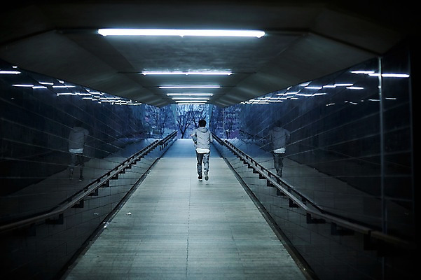 포토 JPG 주간 전신 남자 40대 중년 한명 야외 뒷모습 조깅 운동 걷기 한국인 지하보도 중년남자한명만 국내포토 자연요소 1 뷰포인트 모션 건강 사람 동양인 성인 보행로 남자한명만 중년남자만 파일형식