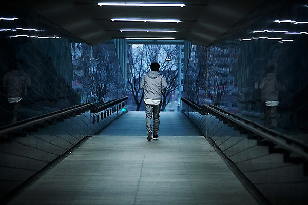 포토 JPG 주간 전신 남자 40대 중년 한명 야외 뒷모습 조깅 운동 걷기 한국인 지하보도 중년남자한명만 국내포토 자연요소 1 뷰포인트 모션 건강 사람 동양인 성인 보행로 남자한명만 중년남자만 파일형식