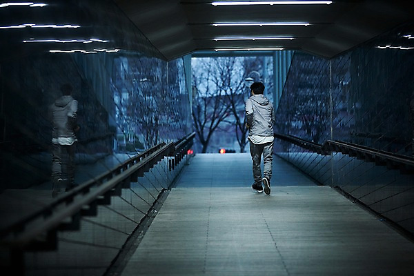 포토 JPG 주간 전신 남자 40대 중년 한명 야외 뒷모습 아웃포커스 운동복 조깅 운동 한국인 지하보도 중년남자한명만 국내포토 자연요소 1 옷 뷰포인트 촬영기법 건강 사람 동양인 성인 보행로 남자한명만 중년남자만 파일형식