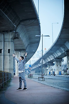 포토 JPG 주간 전신 남자 40대 중년 한명 서기 야외 옆모습 아웃포커스 운동복 운동 스트레칭 한국인 중년남자한명만 국내포토 자연요소 1 옷 뷰포인트 모션 촬영기법 건강 사람 동양인 성인 남자한명만 중년남자만 파일형식