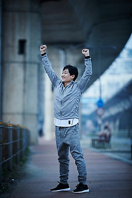 포토 JPG 주간 전신 응시 남자 40대 중년 한명 서기 웃음 야외 앞모습 운동복 손들기 스트레칭 주먹 한국인 중년남자한명만 국내포토 자연요소 1 시선 옷 뷰포인트 모션 표정 사람 동양인 성인 운동 남자한명만 중년남자만 파일형식