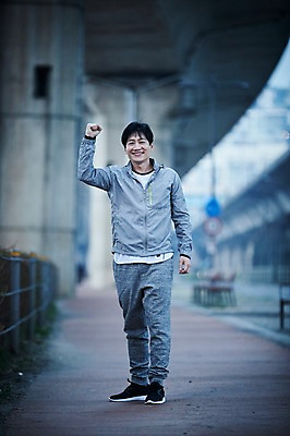 포토 JPG 주간 전신 남자 40대 중년 한명 서기 웃음 야외 앞모습 아웃포커스 운동복 손들기 주먹 한국인 중년남자한명만 국내포토 자연요소 1 옷 뷰포인트 모션 촬영기법 표정 사람 동양인 성인 남자한명만 중년남자만 파일형식