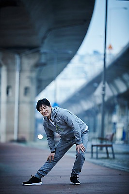 포토 JPG 주간 전신 남자 40대 중년 한명 서기 웃음 야외 앞모습 아웃포커스 운동복 운동 스트레칭 한국인 중년남자한명만 국내포토 자연요소 1 옷 뷰포인트 모션 촬영기법 표정 건강 사람 동양인 성인 남자한명만 중년남자만 파일형식 인종 남자만 중년만 성인만
