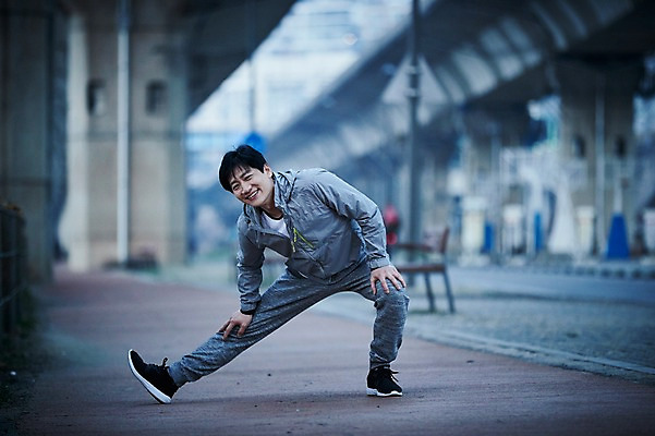 포토 JPG 주간 전신 남자 40대 중년 한명 서기 웃음 야외 앞모습 아웃포커스 운동복 운동 스트레칭 한국인 중년남자한명만 국내포토 자연요소 1 옷 뷰포인트 모션 촬영기법 표정 건강 사람 동양인 성인 남자한명만 중년남자만 파일형식