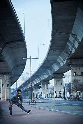 포토 JPG 주간 전신 남자 40대 중년 한명 서기 웃음 야외 앞모습 아웃포커스 운동복 운동 스트레칭 한국인 중년남자한명만 국내포토 자연요소 1 옷 뷰포인트 모션 촬영기법 표정 건강 사람 동양인 성인 남자한명만 중년남자만 파일형식