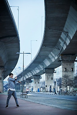 포토 JPG 주간 전신 남자 40대 중년 한명 서기 웃음 야외 앞모습 아웃포커스 운동복 운동 스트레칭 한국인 중년남자한명만 국내포토 자연요소 1 옷 뷰포인트 모션 촬영기법 표정 건강 사람 동양인 성인 남자한명만 중년남자만 파일형식