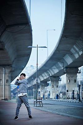 포토 JPG 주간 전신 남자 40대 중년 한명 서기 웃음 야외 앞모습 아웃포커스 운동복 운동 스트레칭 한국인 중년남자한명만 국내포토 자연요소 1 옷 뷰포인트 모션 촬영기법 표정 건강 사람 동양인 성인 남자한명만 중년남자만 파일형식