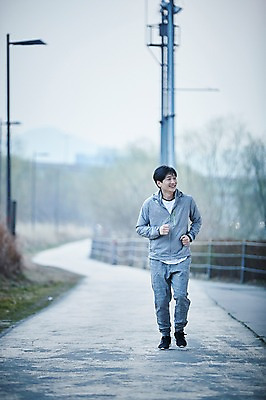 포토 JPG 주간 전신 응시 공원 남자 40대 중년 한명 웃음 야외 앞모습 아웃포커스 운동복 조깅 운동 걷기 한국인 중년남자한명만 국내포토 자연요소 1 시선 옷 공공시설 뷰포인트 모션 촬영기법 표정 건강 사람 동양인 성인 남자한명만 중년남자만 파일형식