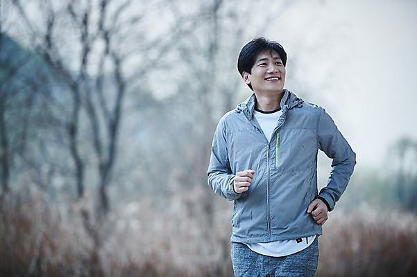 포토 JPG 주간 응시 공원 남자 40대 중년 한명 웃음 상반신 야외 앞모습 아웃포커스 운동복 조깅 걷기 한국인 중년남자한명만 국내포토 자연요소 1 시선 옷 공공시설 뷰포인트 모션 촬영기법 표정 사람 동양인 성인 운동 남자한명만 중년남자만 파일형식