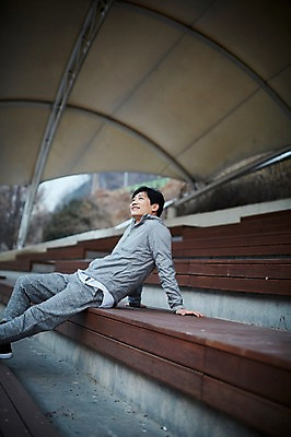 포토 JPG 주간 응시 공원 남자 40대 중년 의자 휴식 한명 웃음 앉기 상반신 야외 옆모습 아웃포커스 운동복 계단 한국인 중년남자한명만 국내포토 자연요소 1 시선 옷 공공시설 뷰포인트 가구 컨셉 모션 촬영기법 표정 사람 동양인 성인 남자한명만 중년남자만 파일형식