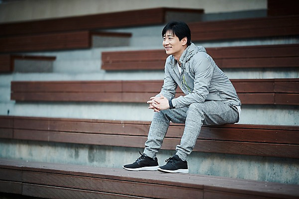 포토 JPG 주간 전신 응시 공원 남자 40대 중년 의자 휴식 한명 웃음 앉기 야외 옆모습 아웃포커스 운동복 계단 한국인 중년남자한명만 국내포토 자연요소 1 시선 옷 공공시설 뷰포인트 가구 컨셉 모션 촬영기법 표정 사람 동양인 성인 남자한명만 중년남자만 파일형식 생활용품 인종 시설 남자만 중년만 오브젝트 성인만