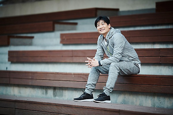 포토 JPG 주간 전신 응시 공원 남자 40대 중년 의자 휴식 한명 웃음 앉기 야외 옆모습 아웃포커스 운동복 계단 한국인 중년남자한명만 국내포토 자연요소 1 시선 옷 공공시설 뷰포인트 가구 컨셉 모션 촬영기법 표정 사람 동양인 성인 남자한명만 중년남자만 파일형식