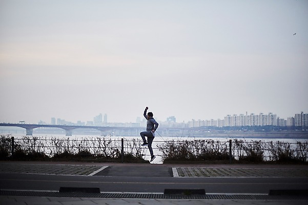 포토 JPG 주간 전신 공원 남자 40대 중년 아침 건강 한명 야외 옆모습 운동복 운동 점프 한국인 중년남자한명만 국내포토 자연요소 1 옷 공공시설 뷰포인트 모션 사람 동양인 성인 남자한명만 중년남자만 파일형식