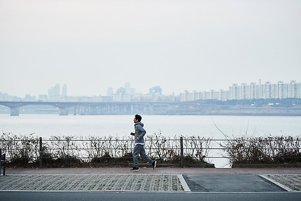 포토 JPG 주간 전신 공원 남자 40대 중년 건강 한명 야외 옆모습 운동복 달리기 운동 한국인 중년남자한명만 국내포토 자연요소 1 옷 공공시설 뷰포인트 모션 사람 동양인 성인 남자한명만 중년남자만 파일형식