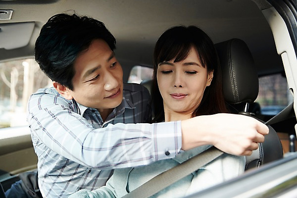 포토 JPG 주간 부부 응시 여자 남자 40대 중년 자동차 남편 웃음 앉기 상반신 야외 두명 앞모습 다정 운전 한국인 아내 연습 차안 안전벨트 초보 중년만 국내포토 자연요소 커플 시선 육상교통 뷰포인트 컨셉 모션 표정 안전 사람 동양인 성인 성인만 파일형식