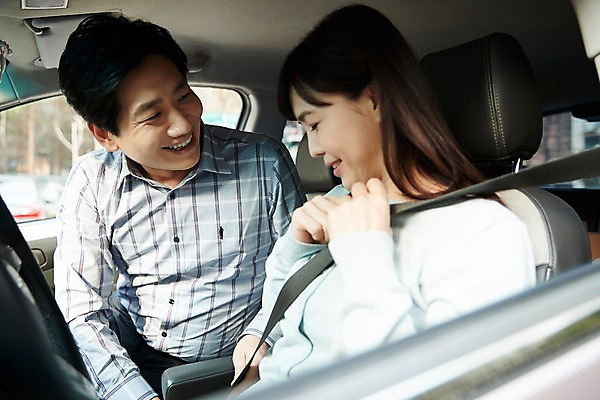 포토 JPG 주간 부부 응시 여자 남자 40대 중년 자동차 남편 웃음 앉기 상반신 야외 두명 앞모습 옆모습 다정 운전 한국인 아내 연습 차안 안전벨트 초보 중년만 국내포토 자연요소 커플 시선 육상교통 뷰포인트 컨셉 모션 표정 안전 사람 동양인 성인 성인만 파일형식