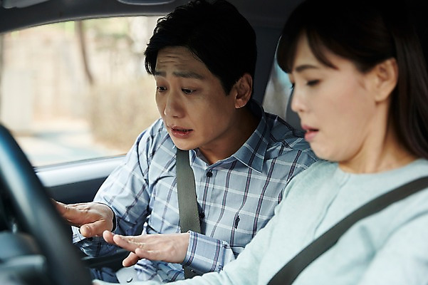 포토 JPG 주간 부부 응시 여자 남자 40대 중년 자동차 남편 앉기 상반신 야외 두명 옆모습 아웃포커스 운전 한국인 분노 아내 연습 차안 초보 답답함 중년만 국내포토 자연요소 커플 시선 감정 육상교통 뷰포인트 모션 촬영기법 사람 동양인 성인 감각 성인만 파일형식 교통수단 관계 인종 교통