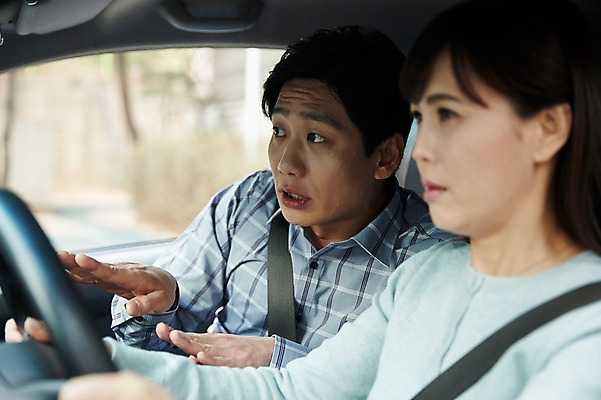 포토 JPG 주간 부부 응시 여자 남자 40대 중년 자동차 남편 앉기 상반신 야외 두명 옆모습 아웃포커스 운전 한국인 분노 아내 연습 차안 초보 답답함 중년만 국내포토 자연요소 커플 시선 감정 육상교통 뷰포인트 모션 촬영기법 사람 동양인 성인 감각 성인만 파일형식