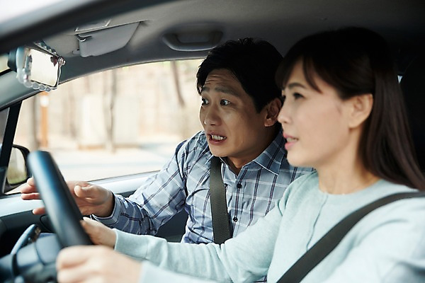포토 JPG 주간 부부 응시 여자 남자 40대 중년 자동차 남편 앉기 상반신 야외 두명 옆모습 아웃포커스 운전 한국인 분노 아내 연습 차안 초보 답답함 중년만 국내포토 자연요소 커플 시선 감정 육상교통 뷰포인트 모션 촬영기법 사람 동양인 성인 감각 성인만 파일형식