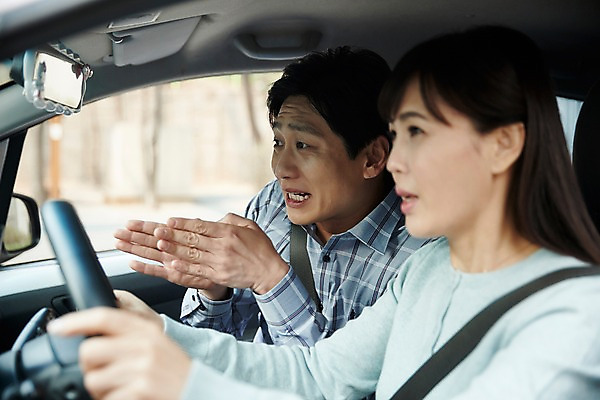 포토 JPG 주간 부부 응시 여자 남자 40대 중년 자동차 남편 앉기 손짓 상반신 야외 두명 옆모습 아웃포커스 운전 한국인 분노 아내 연습 차안 초보 답답함 중년만 국내포토 자연요소 커플 시선 감정 육상교통 뷰포인트 모션 촬영기법 사람 동양인 성인 감각 성인만 파일형식
