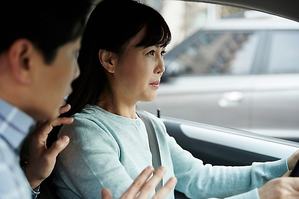 포토 JPG 주간 부부 응시 여자 남자 40대 중년 자동차 남편 앉기 상반신 야외 두명 옆모습 아웃포커스 운전 한국인 분노 아내 연습 차안 초보 답답함 중년만 국내포토 자연요소 커플 시선 감정 육상교통 뷰포인트 모션 촬영기법 사람 동양인 성인 감각 성인만 파일형식