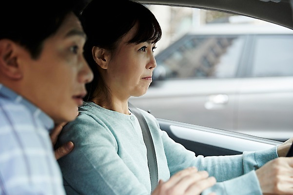 포토 JPG 주간 부부 응시 여자 남자 40대 중년 자동차 남편 앉기 상반신 야외 두명 옆모습 아웃포커스 운전 한국인 분노 아내 연습 차안 초보 답답함 중년만 국내포토 자연요소 커플 시선 감정 육상교통 뷰포인트 모션 촬영기법 사람 동양인 성인 감각 성인만 파일형식