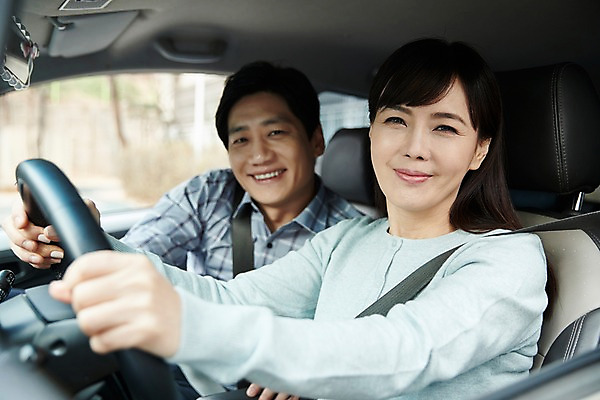 포토 JPG 주간 부부 여자 남자 40대 중년 남편 웃음 앉기 상반신 야외 두명 앞모습 옆모습 아웃포커스 다정 운전 한국인 잡기 아내 핸들 연습 차안 초보 중년만 국내포토 자연요소 커플 뷰포인트 컨셉 모션 촬영기법 표정 사람 동양인 성인 성인만 파일형식