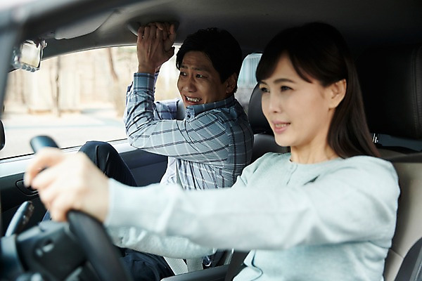 포토 JPG 주간 부부 응시 여자 남자 40대 중년 자동차 남편 앉기 상반신 야외 두명 옆모습 아웃포커스 운전 한국인 아내 찡그림 무서움 연습 공포 차안 초보 중년만 국내포토 자연요소 커플 시선 감정 육상교통 뷰포인트 모션 촬영기법 표정 사람 동양인 성인 성인만 파일형식