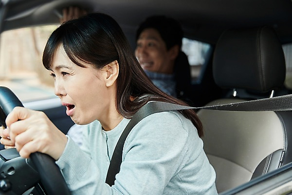 포토 JPG 주간 부부 응시 여자 남자 40대 중년 자동차 남편 앉기 상반신 야외 두명 옆모습 아웃포커스 운전 한국인 아내 찡그림 무서움 핸들 연습 공포 차안 초보 중년만 국내포토 자연요소 커플 시선 감정 육상교통 뷰포인트 모션 촬영기법 표정 사람 동양인 성인 성인만 파일형식