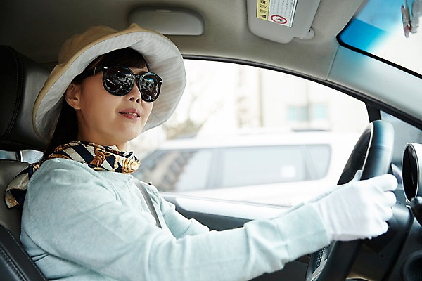 포토 JPG 주간 모자 응시 여자 40대 중년 자동차 한명 웃음 앉기 상반신 야외 옆모습 선글라스 운전 한국인 잡기 핸들 연습 차안 중년여자한명만 국내포토 자연요소 1 시선 잡화 안경 육상교통 뷰포인트 모션 표정 사람 동양인 성인 여자한명만 중년여자만 파일형식