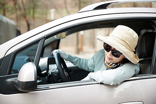 포토 JPG 주간 모자 응시 여자 40대 중년 자동차 한명 앉기 상반신 야외 옆모습 선글라스 운전 한국인 핸들 연습 중년여자한명만 국내포토 자연요소 1 시선 잡화 안경 육상교통 뷰포인트 모션 사람 동양인 성인 여자한명만 중년여자만 파일형식