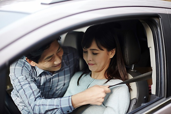 포토 JPG 주간 부부 응시 여자 남자 40대 중년 자동차 남편 웃음 앉기 상반신 야외 두명 앞모습 옆모습 아웃포커스 운전 한국인 아내 연습 차안 안전벨트 초보 중년만 국내포토 자연요소 커플 시선 육상교통 뷰포인트 모션 촬영기법 표정 안전 사람 동양인 성인 성인만 파일형식