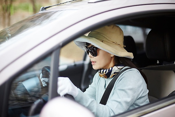 포토 JPG 주간 모자 응시 여자 40대 중년 자동차 한명 앉기 상반신 야외 옆모습 아웃포커스 선글라스 운전 한국인 핸들 연습 차안 중년여자한명만 국내포토 자연요소 1 시선 잡화 안경 육상교통 뷰포인트 모션 촬영기법 사람 동양인 성인 여자한명만 중년여자만 파일형식