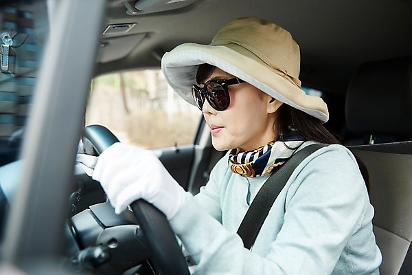 포토 JPG 주간 모자 응시 여자 40대 중년 자동차 한명 앉기 상반신 야외 옆모습 선글라스 운전 한국인 잡기 핸들 연습 차안 중년여자한명만 국내포토 자연요소 1 시선 잡화 안경 육상교통 뷰포인트 모션 사람 동양인 성인 여자한명만 중년여자만 파일형식