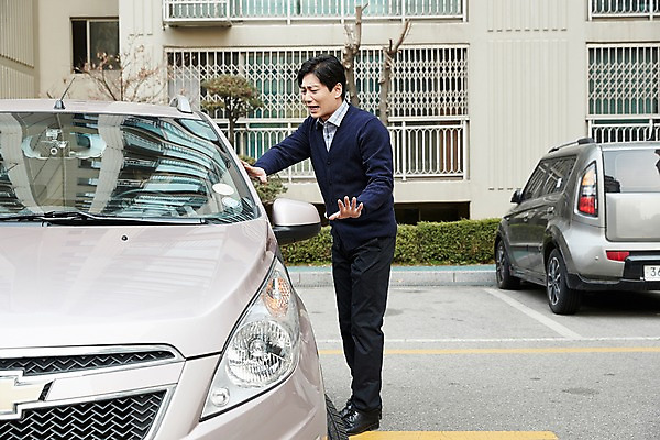 포토 JPG 주간 전신 응시 남자 40대 중년 자동차 아파트 한명 서기 앉기 야외 옆모습 운전 한국인 분노 찡그림 연습 시비 중년남자한명만 국내포토 자연요소 1 시선 감정 육상교통 뷰포인트 모션 주택 표정 사람 동양인 성인 남자한명만 중년남자만 파일형식