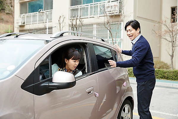 포토 JPG 주간 응시 여자 남자 40대 중년 자동차 서기 앉기 상반신 야외 두명 앞모습 옆모습 운전 한국인 분노 찡그림 연습 중년만 국내포토 자연요소 시선 감정 육상교통 뷰포인트 모션 표정 사람 동양인 성인 성인만 파일형식