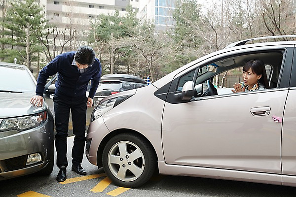 포토 JPG 주간 전신 응시 여자 남자 40대 중년 자동차 서기 앉기 상반신 야외 두명 앞모습 옆모습 운전 한국인 교통사고 연습 접촉사고 중년만 국내포토 자연요소 시선 육상교통 뷰포인트 모션 사람 동양인 성인 사건 성인만 파일형식