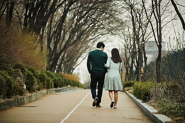포토 JPG 주간 전신 부부 공원 여자 남자 40대 중년 남편 야외 두명 뒷모습 아웃포커스 걷기 팔짱 다정 산책 한국인 아내 중년만 국내포토 자연요소 커플 공공시설 뷰포인트 컨셉 모션 휴식 촬영기법 사람 동양인 성인 성인만 파일형식