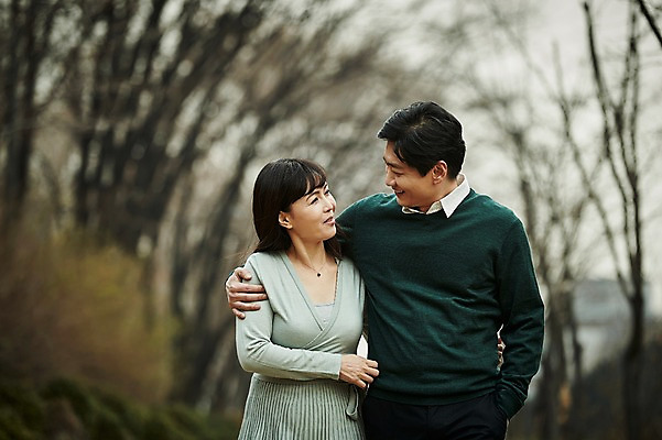 포토 JPG 주간 부부 응시 공원 여자 남자 40대 중년 남편 웃음 상반신 야외 두명 앞모습 아웃포커스 걷기 다정 산책 한국인 아내 중년만 어깨에손 국내포토 자연요소 커플 시선 공공시설 뷰포인트 컨셉 모션 휴식 촬영기법 표정 사람 동양인 성인 성인만 파일형식