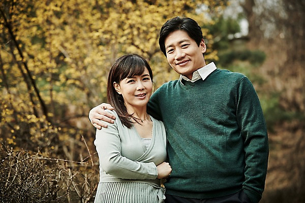 포토 JPG 주간 부부 공원 여자 남자 꽃 40대 중년 남편 어깨동무 서기 웃음 상반신 야외 두명 앞모습 아웃포커스 다정 산책 한국인 아내 개나리 중년만 국내포토 자연요소 식물 커플 공공시설 뷰포인트 포즈 컨셉 모션 휴식 촬영기법 표정 사람 동양인 성인 성인만 파일형식